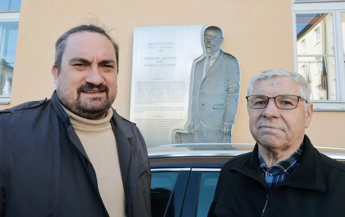 Tartu rahulepingule Eesti poolelt alla kirjutanud Jaan Poska bareljeefi ees seisev pensionär Vaido Tammeorg (paremal) on nördinud, et tema passi on sünnikohaks märgitud Venemaa. Setomaa ülemsootska Urmo Uiboleht aitab tal asja lahendada.
