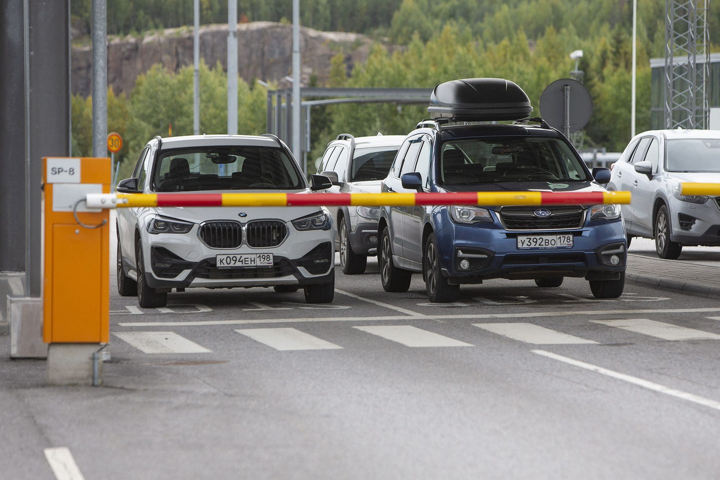 Автомобили с российскими номерами пересекают финскую границу.