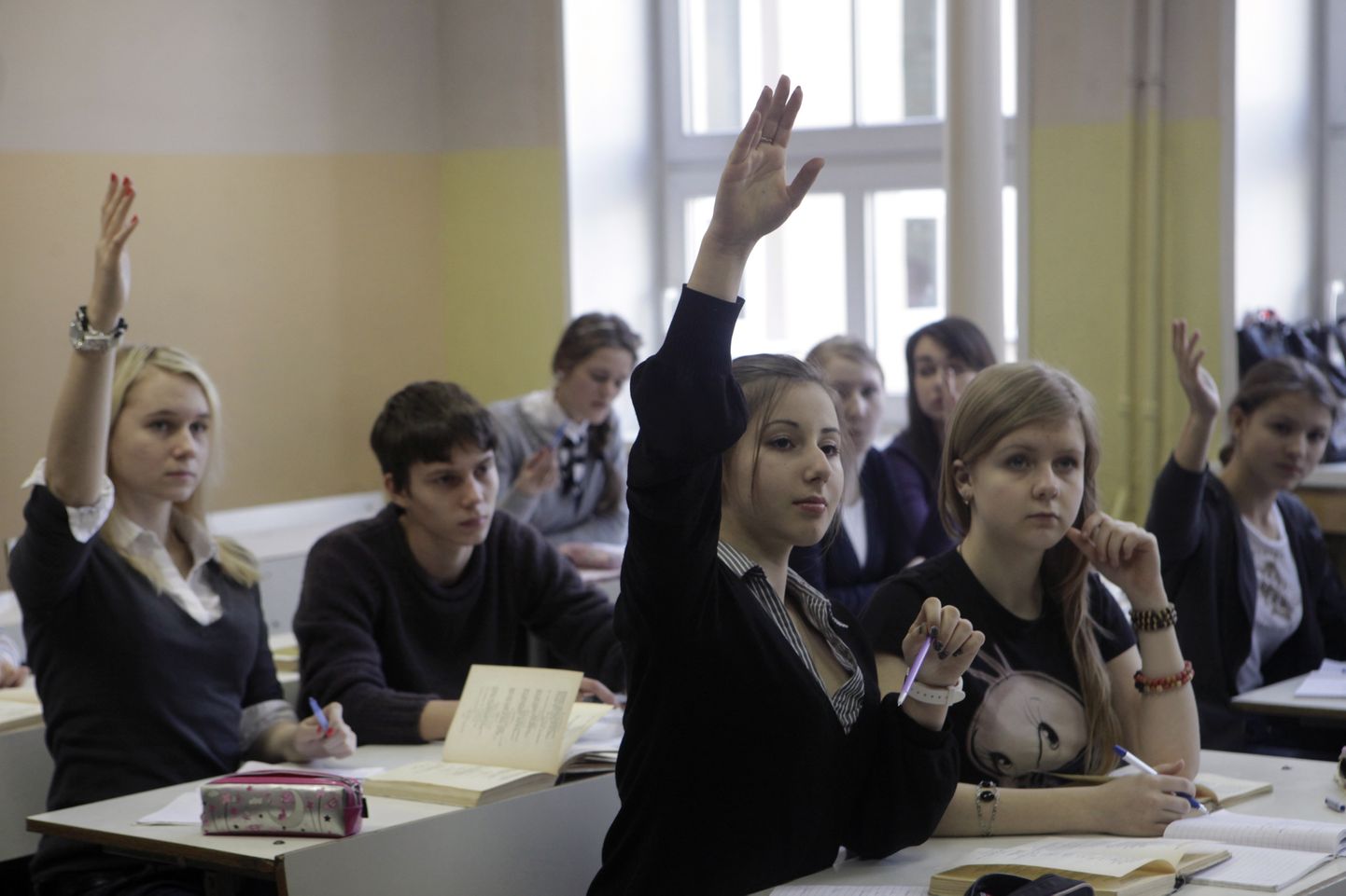 Riia vene õppekeelega kooli õpilased kirjandustunnis.