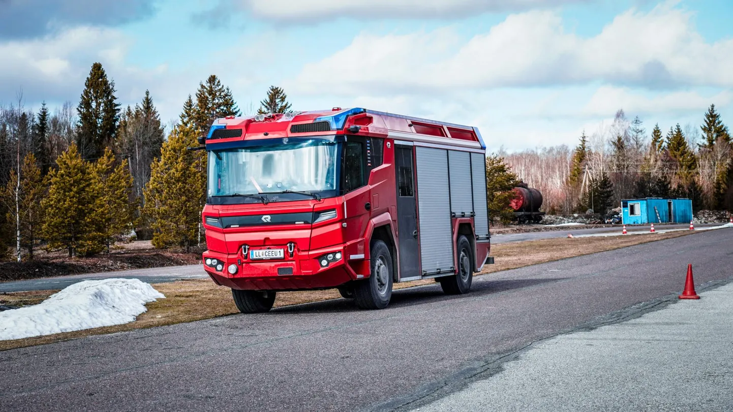 Autol on nelja ratta juhtimine, mis võimaldab auto pöörderaadiust muuta sõiduautolikuks – vaid 12,5-meetriseks.