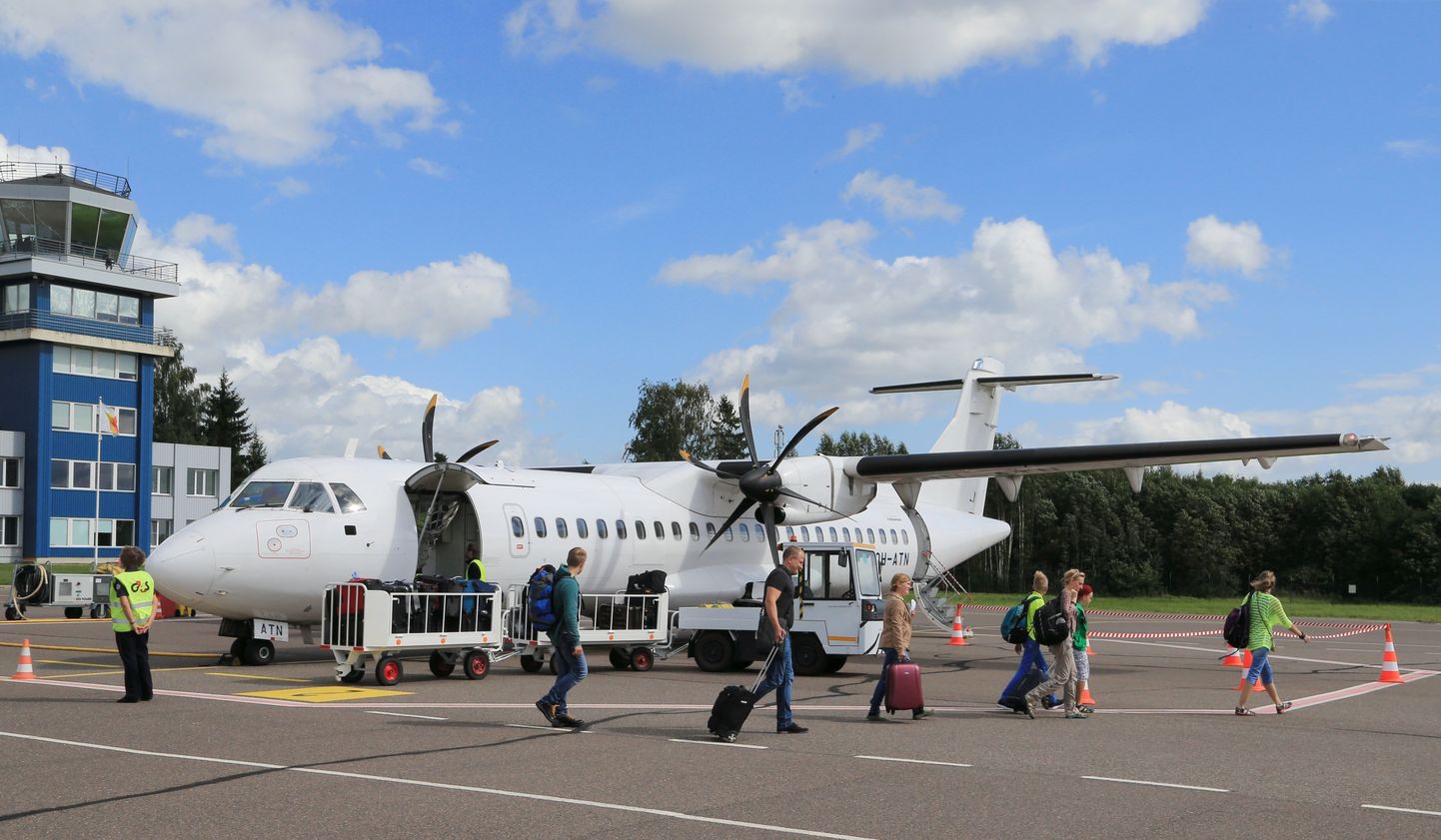 Pildil sisenevad reisijad Tartu-Helsingi liinil lendavasse lennukisse.