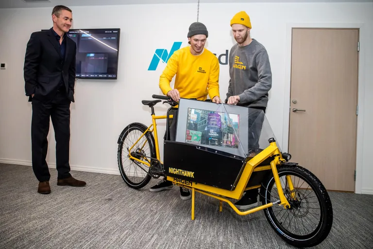Hagen Bikes'i Kaspar Peegi (kollases) ja Taaniel Mägi.