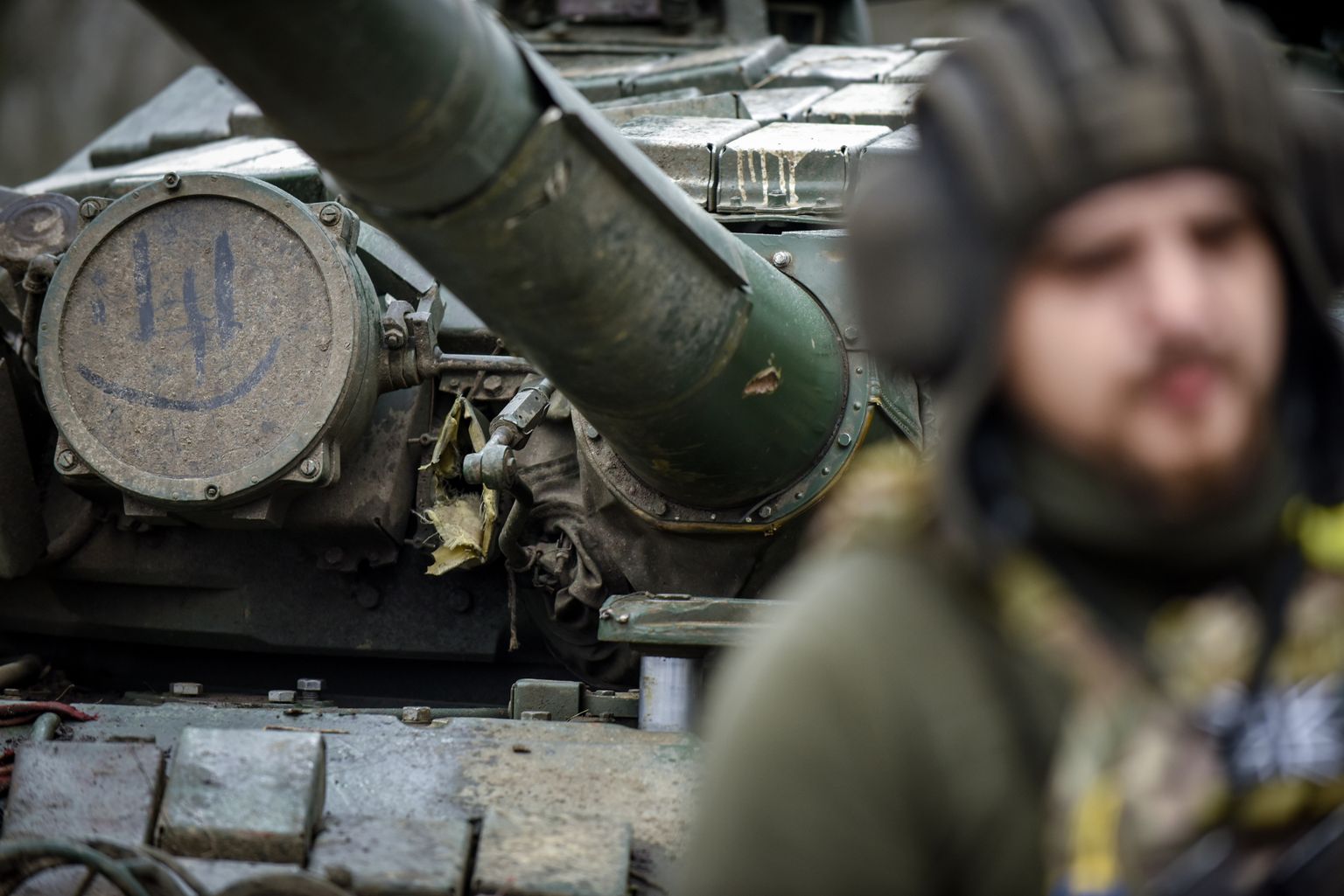 Ukraina sõdur oma T-72 tanki kõrval, Donetskis, 18. jaanuaril 2023. a.