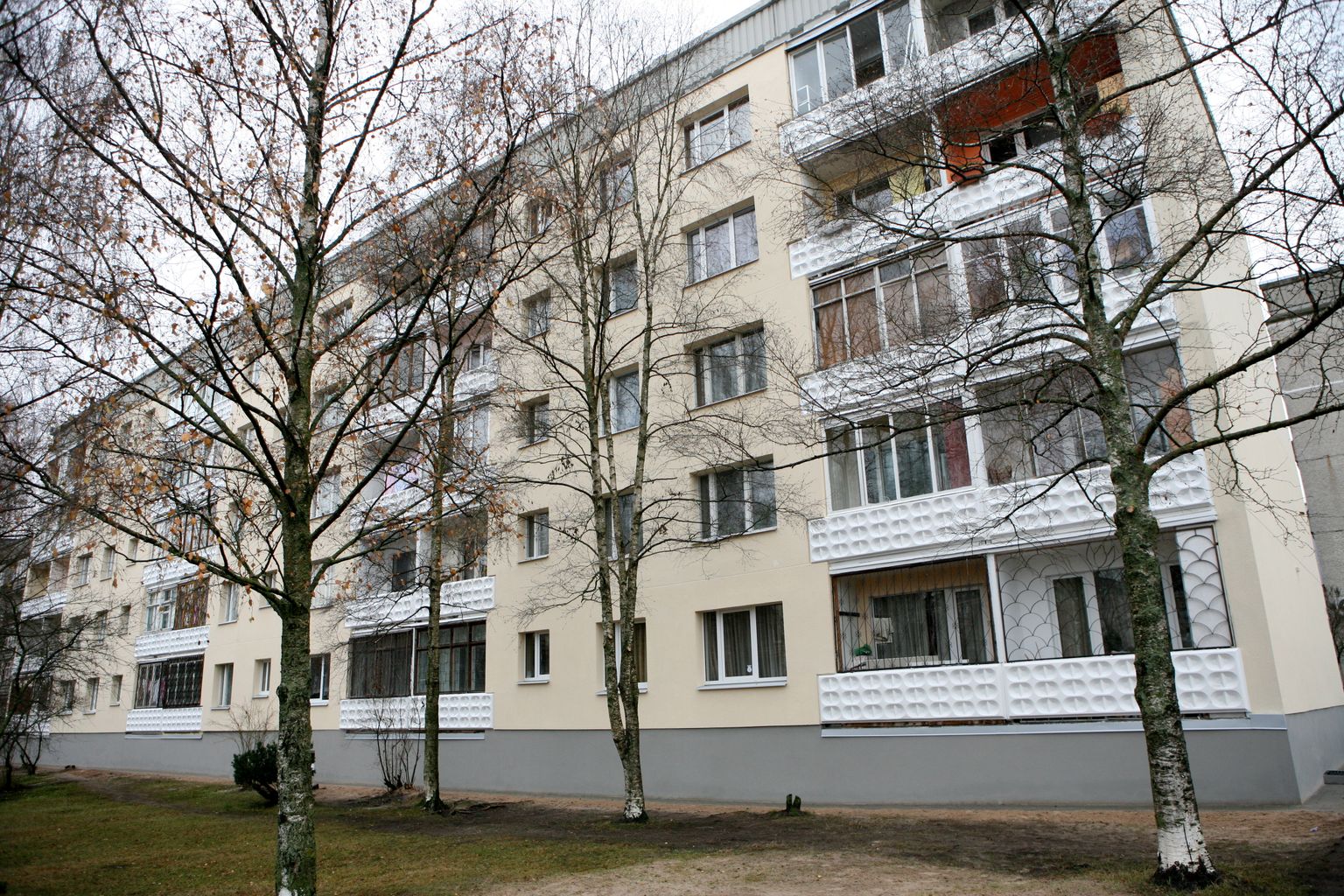 Pirmā ar Eiropas Savienības struktūrfondu līdzfinansējumu renovētā daudzdzīvokļu māja Dzelzavas ielā.