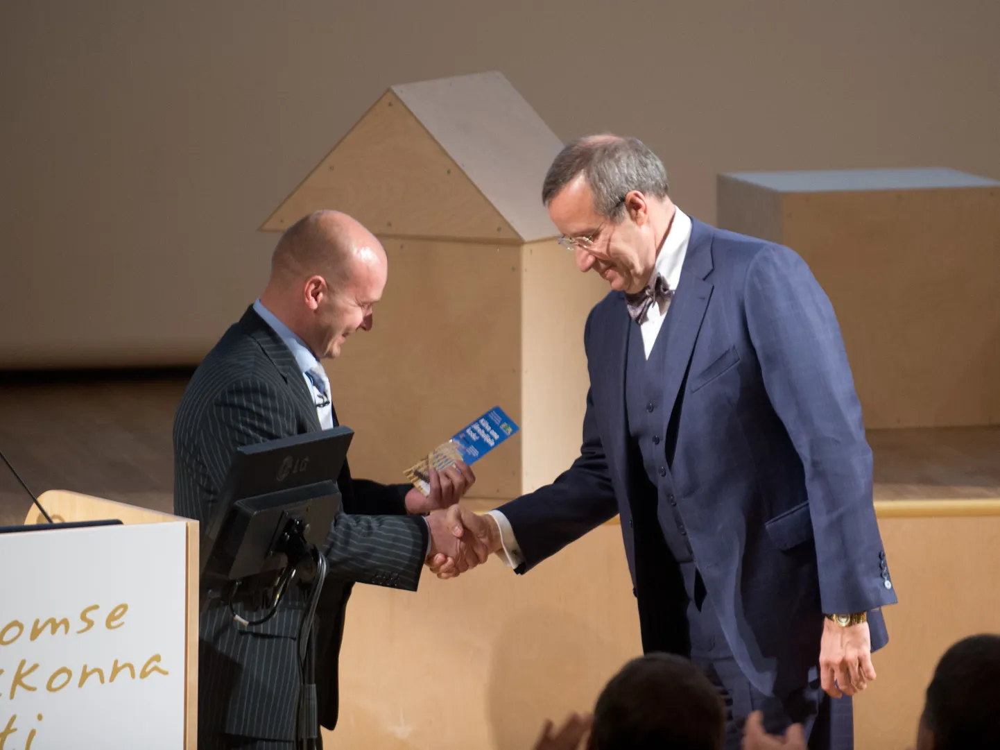 Eesti metsa- ja puidutööstuse liidu tegevjuht Ott Otsmann annab president Toomas Hendrik Ilvesele kotikesega majajagu männiseemneid.