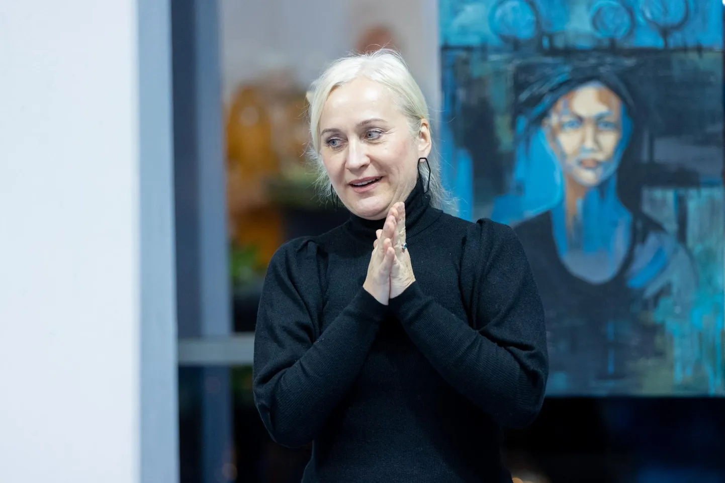 Jule Käen-Tormi maalinäitus “Kulgemise maailmad” on tulvil värve ja kujundeid.
