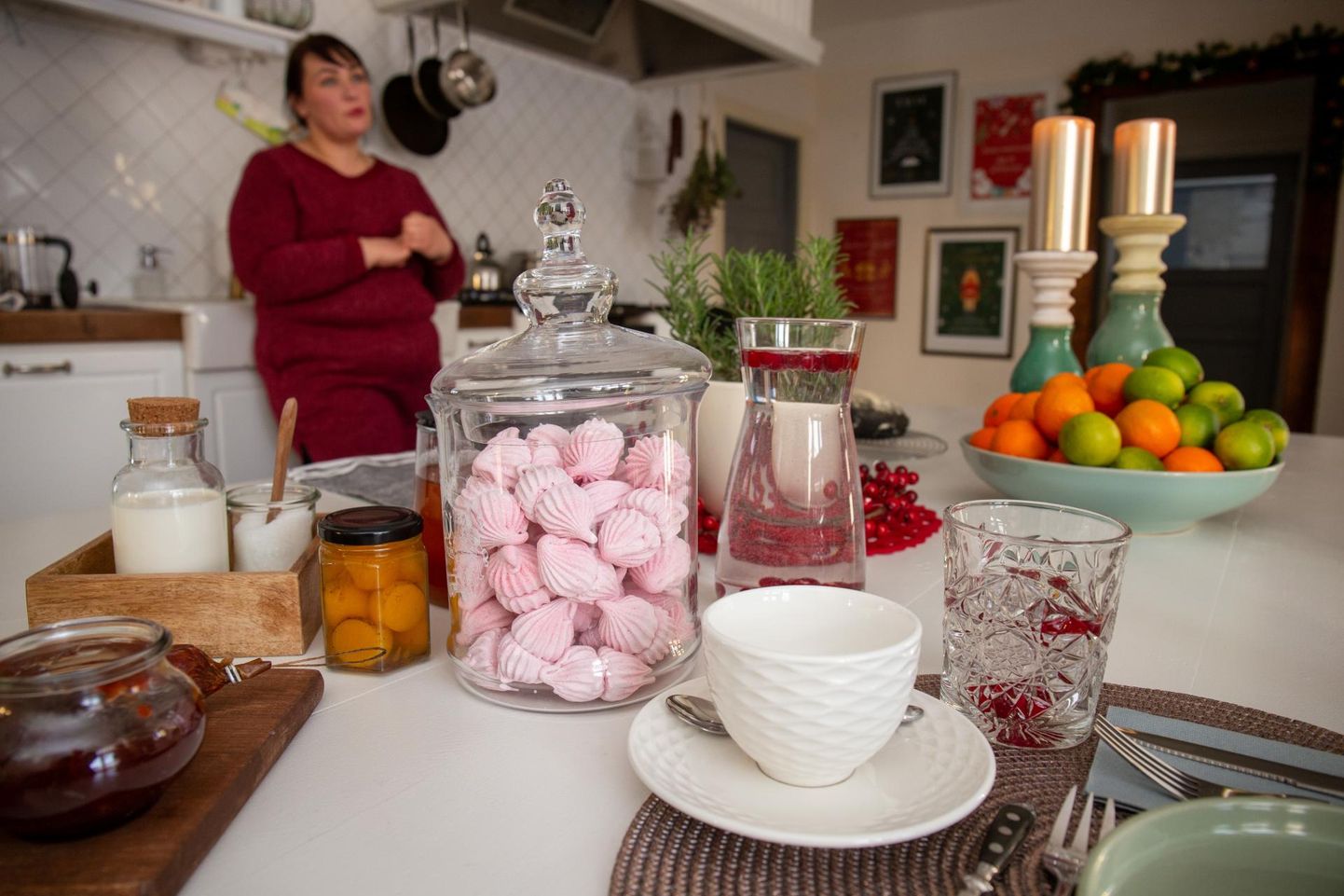 Tõdemus, et aasta magusaim aeg on jõulud, leidis kinnitust nii Monika Peebo köögiseinal kui ka tema kaetud laual.