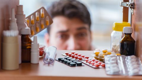 Война с Ираном может жестко ударить по рынку лекарств. Будет ли их дефицит в Латвии?