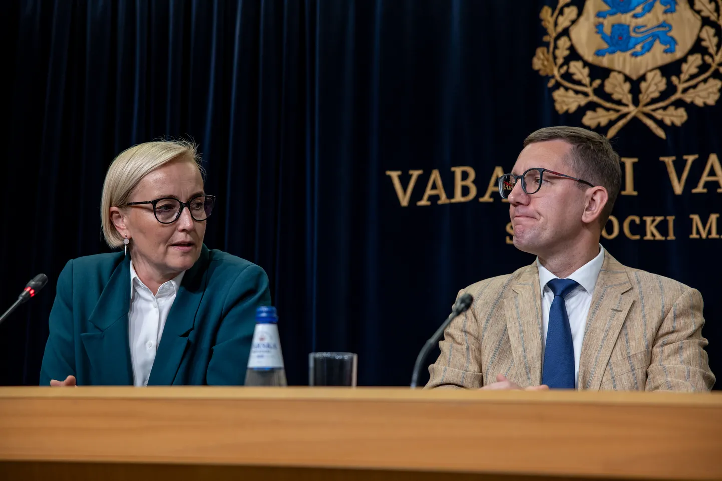 Vabariigi Valitsuse pressionverents Stenbocki majas. Vasakult haridus- ja teadusminister Kristina Kallas, peaminister Kristen Michal.