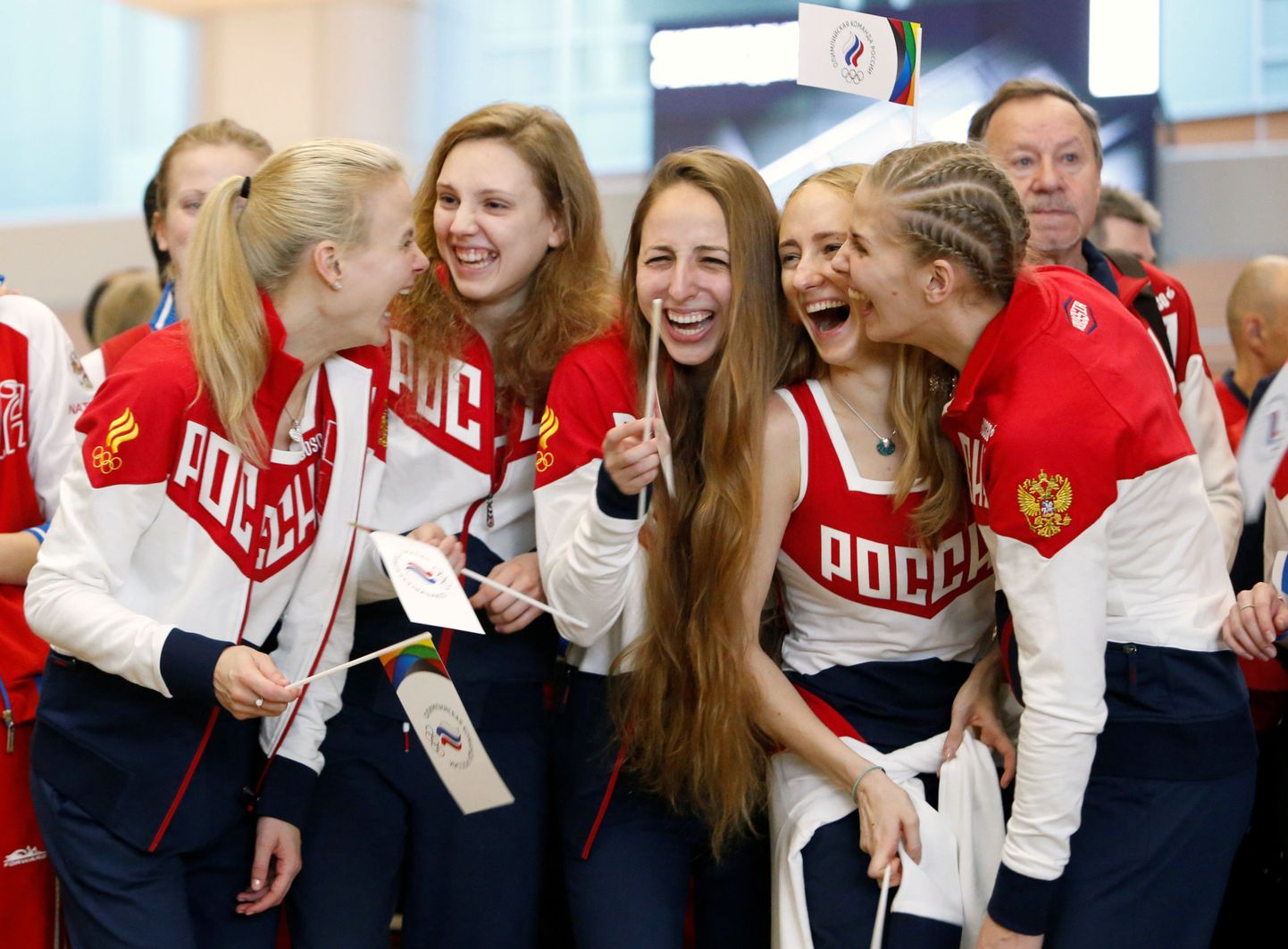 Российские спортсменки перед вылетом в аэропорту Шереметьево.