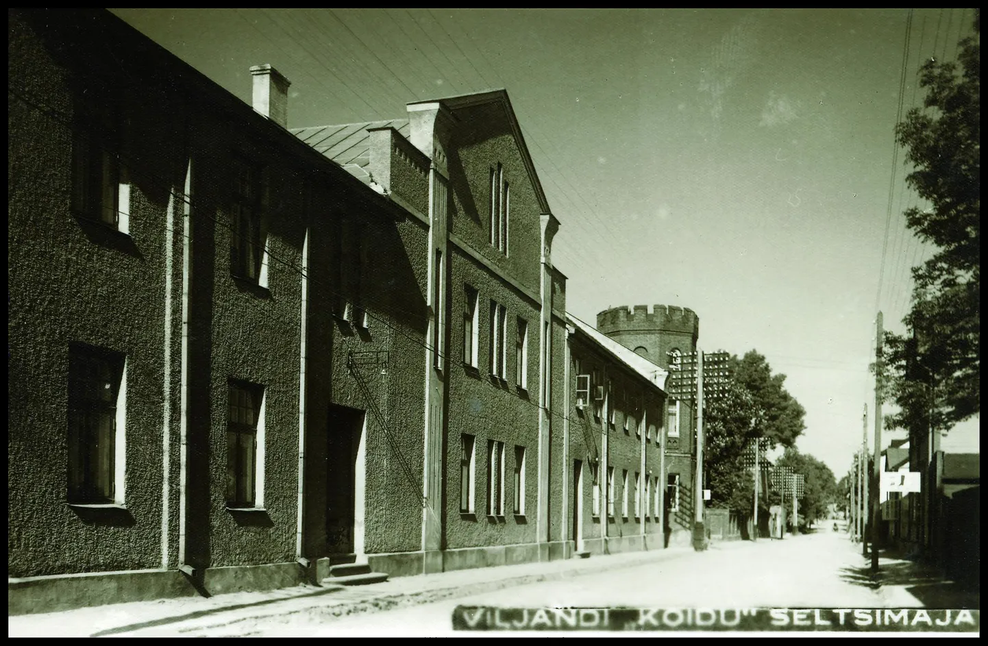 Ugala mängis Koidu seltsimaja teatrisaalis kahel perioodil: asutamisest kuni 1924. aastani ja aastatel 1941–1981.