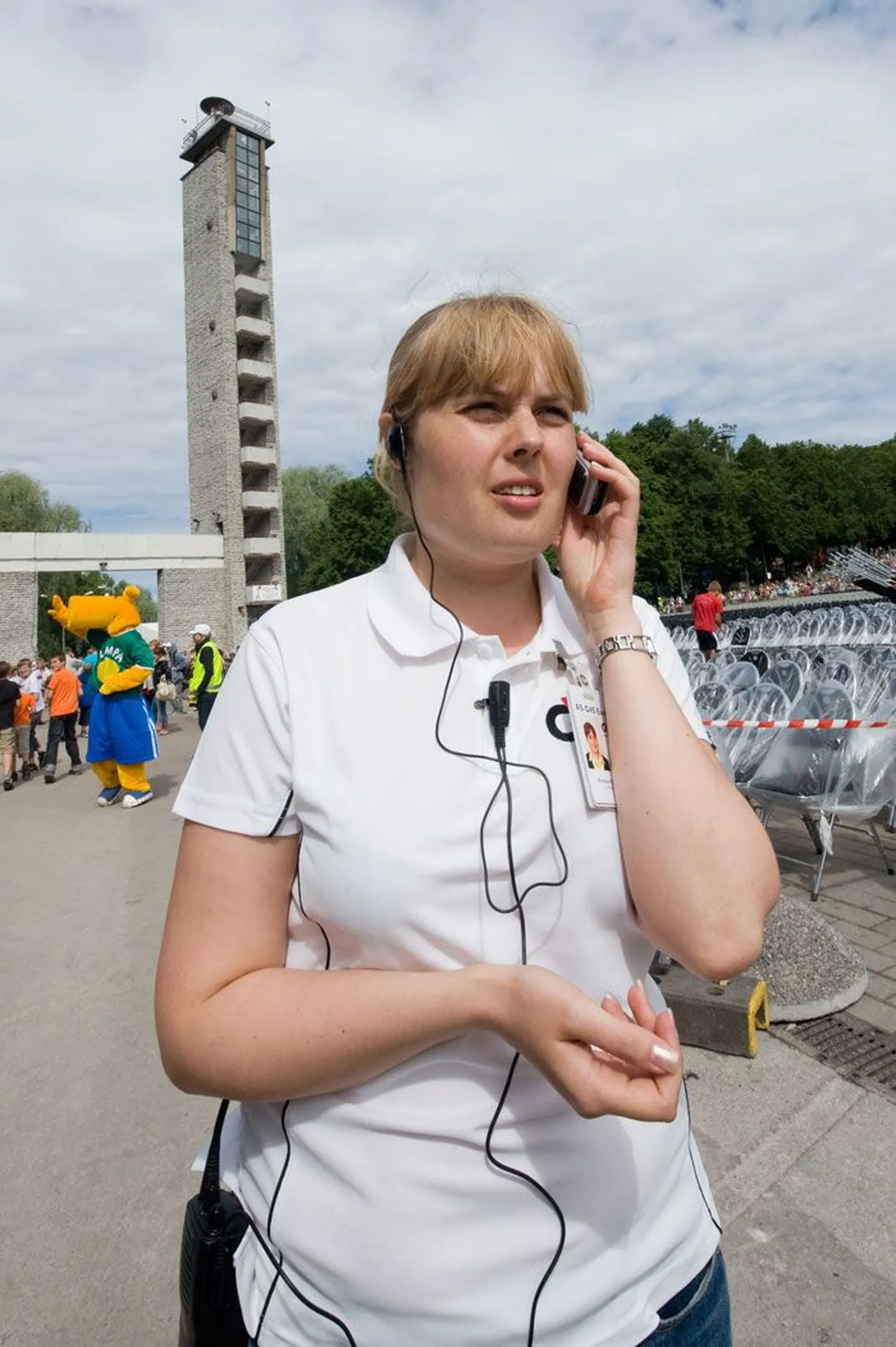 Turvaettevõtte G4S ülesanne on lauluväljaku tuletorni taustal korraldusi jagava turvajuhi Kristiina Eelmaa suunamisel tagada peoliste turvalisus peo- ja harjutusaladel.