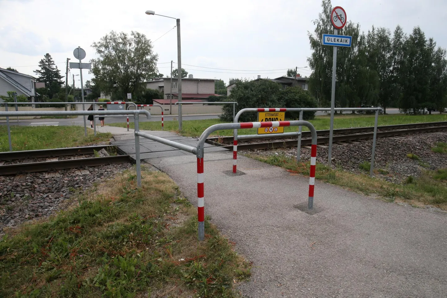 Roopa tänava kõrval Valga raudteel on ülekäigukoha ees küll torupiirded, kuid 21-aastane jalgrattur läinud reedel kella poole üheteistkümne paiku seal pidama ei jäänud ning sõitis rongile ette.
