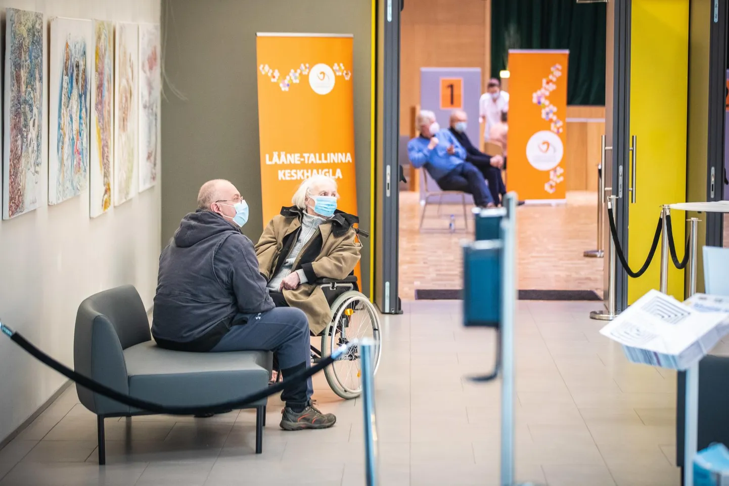 Lääne-Tallinna Keskhaigla meedikud vaksineerivad Kaja Kultuurikeskuse ruumides 65-aastaseid ja vanemaid, kes on end digiregistratuuri kaudu COVID-19 vaktsineerimisele registreerinud.