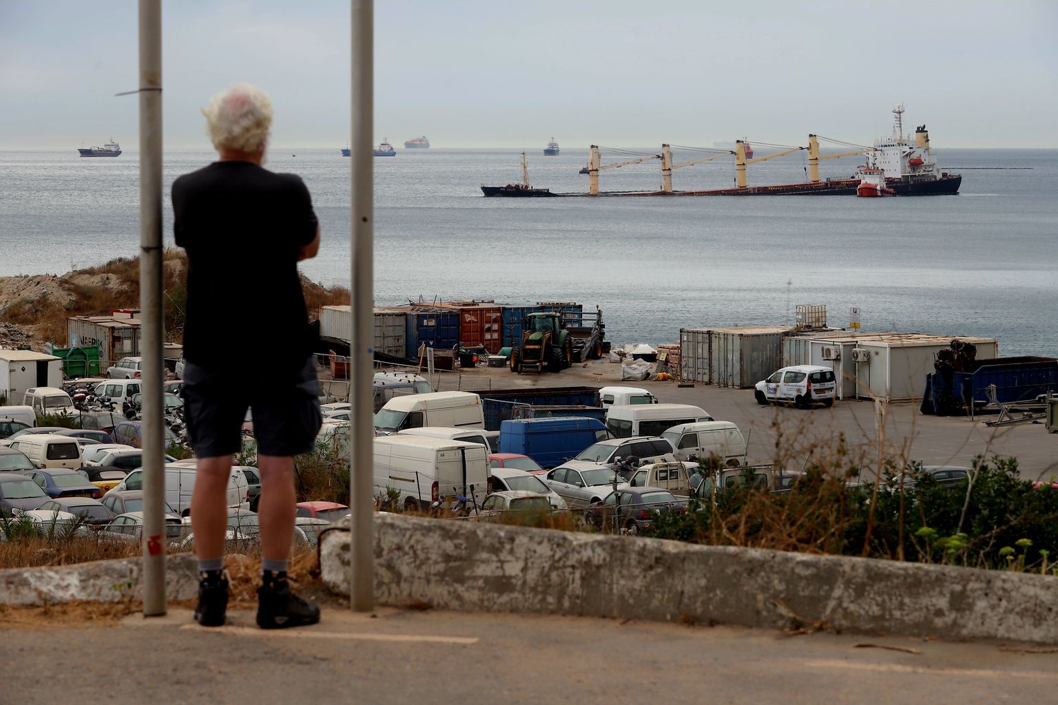 Uppumise vältimiseks Catalan Bay madalasse osasse pukseeritud, kuid pooleks murdunud kaubalaeva OS 35 vrakist hakkas naftat lekkima.