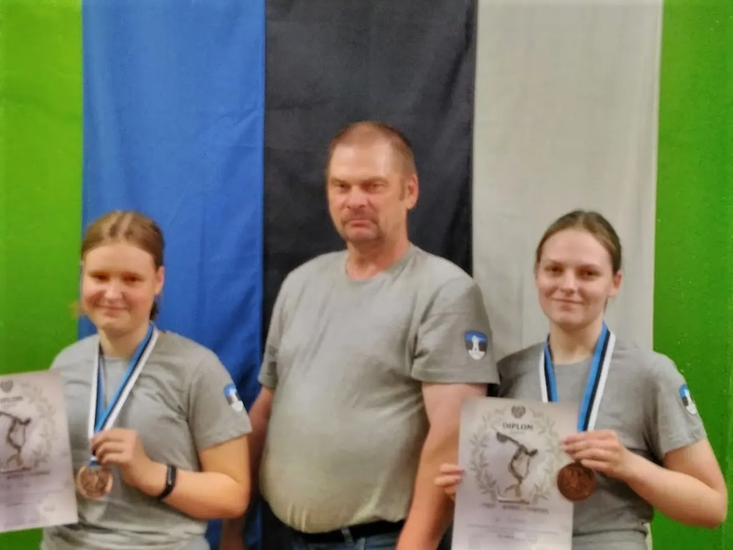 Kaitseliidu meistrivõistlustelt pronksi toonud laskurid Riti Põder (vasakul) ja Ege Orlovski (paremal) treener Alar Sakkooliga (keskel).