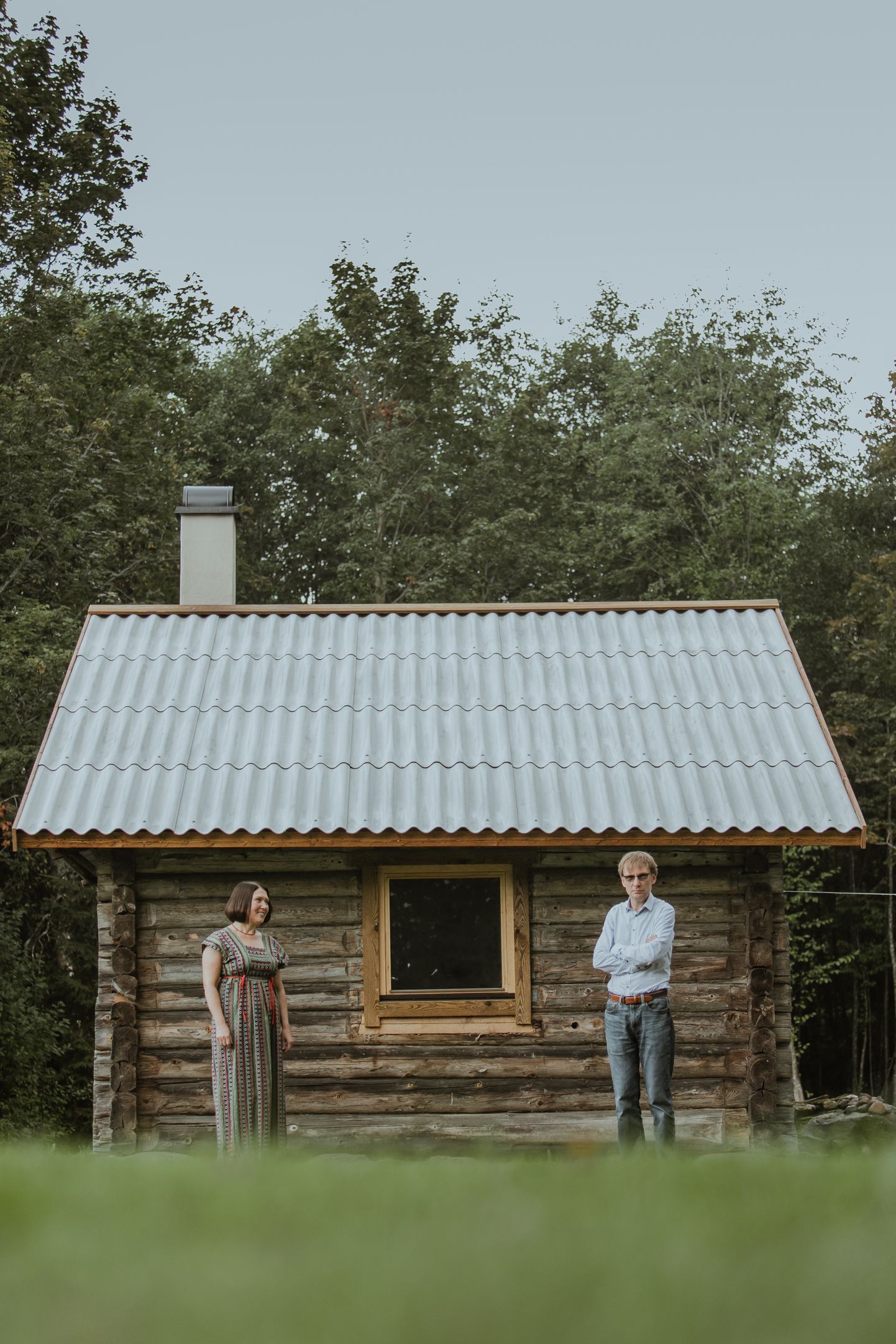 “Selle suve projekt oli saun,” ütleb Margus Pärtlas, kes abikaasa  Žannaga seisatab rajatise ees, mille palkseinad jäeti nii, nagu need olid.