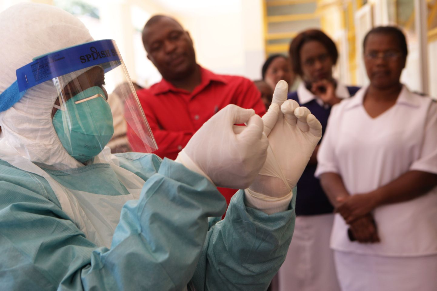 Kaitseriietust kandev naine Zimbabwe pealinnas Harares asuvas Ebola Keskuses.