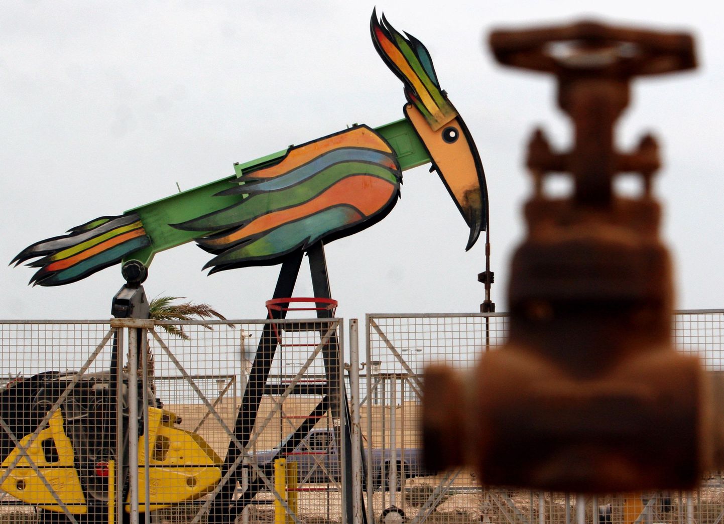 Värvikas naftapuurtorn Awali lähedal Bahreinis.