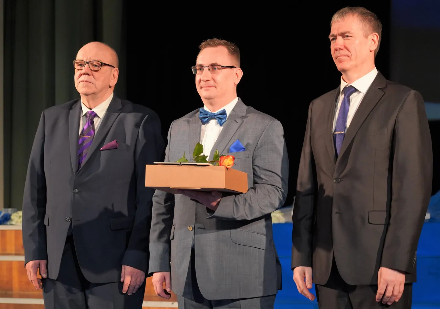 Möödunud aasta Jõgeva valla aasta teoks kuulutati Viruvere külla vineeritehase rajamine. Tehase juht Randel Veerits (keskel) võttis auhinna vastu Jõgeva vallavanemalt Aare Olgolt ja vallavolikogu esimehelt Raivo Meituselt.