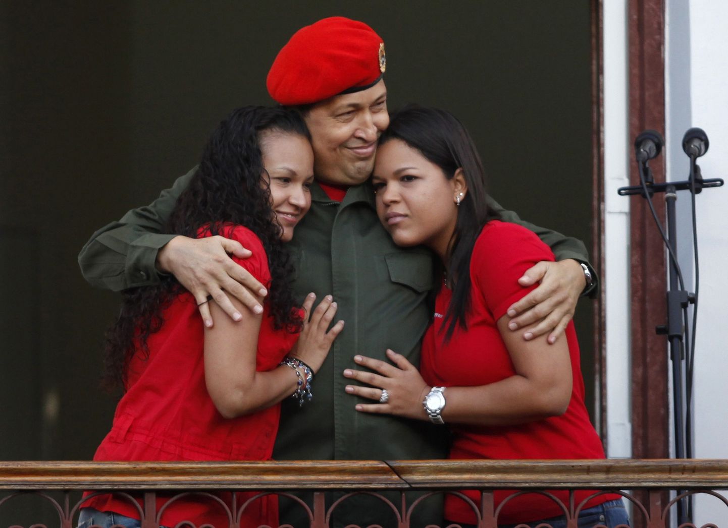 Venezuela president Hugo Chavez 2013 jaanuaris kalistamas oma tütreid, Rosines vasakul ja  Maria paremal