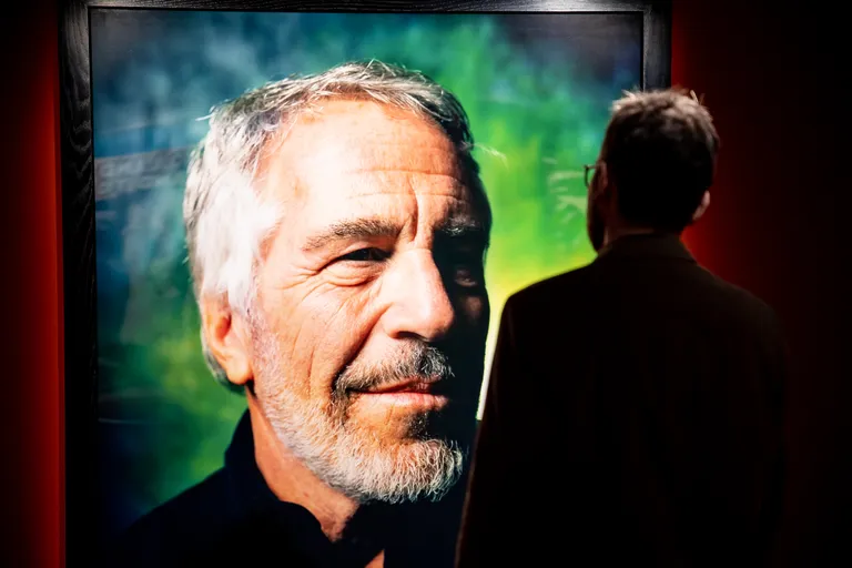 Kunstnik Andres Serrano portreefoto Jeffrey Epsteinist.