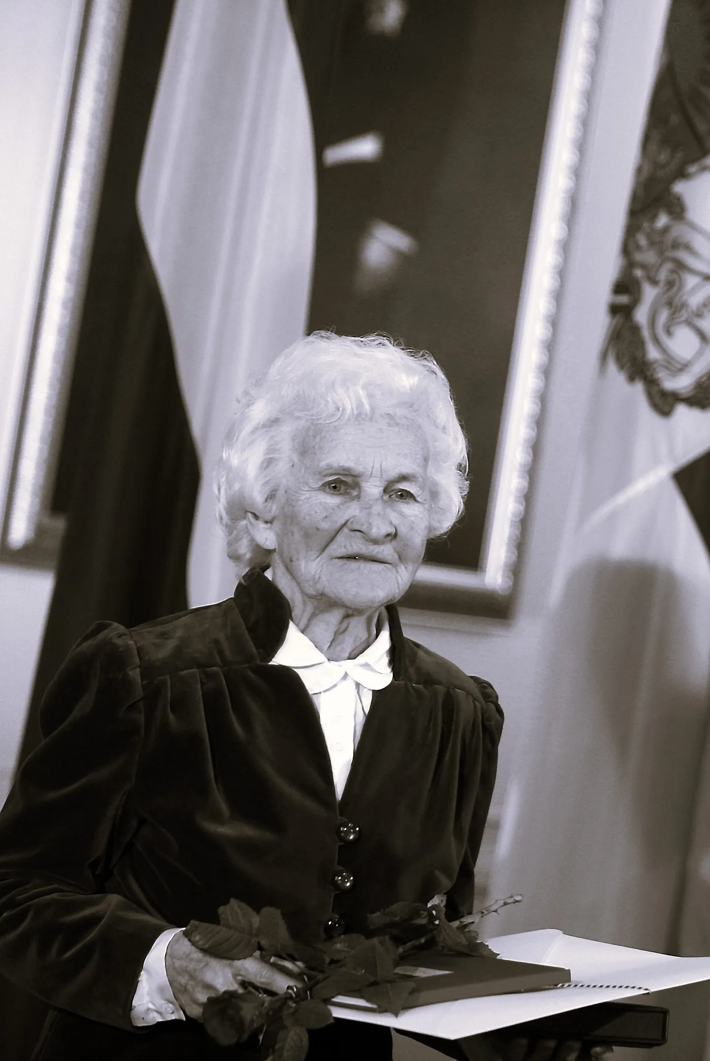 Aktrise Elvīra Baldiņa, saņemot Triju Zvaigžņu ordeni 2010. gadā.