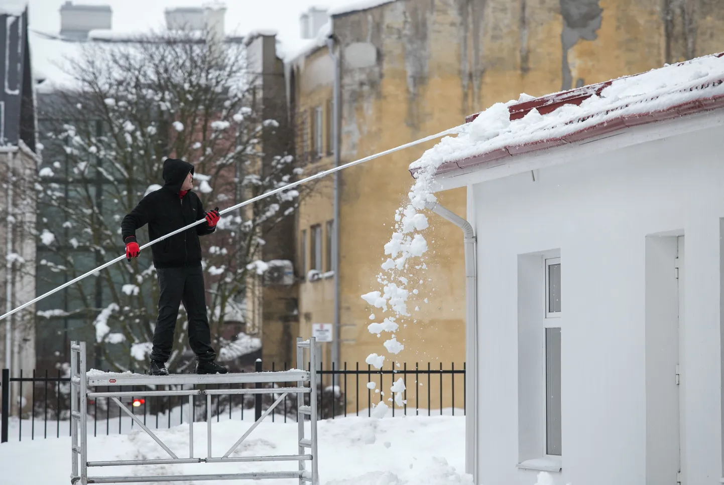 Katuste puhastamine aitab vältida õnnetusi.