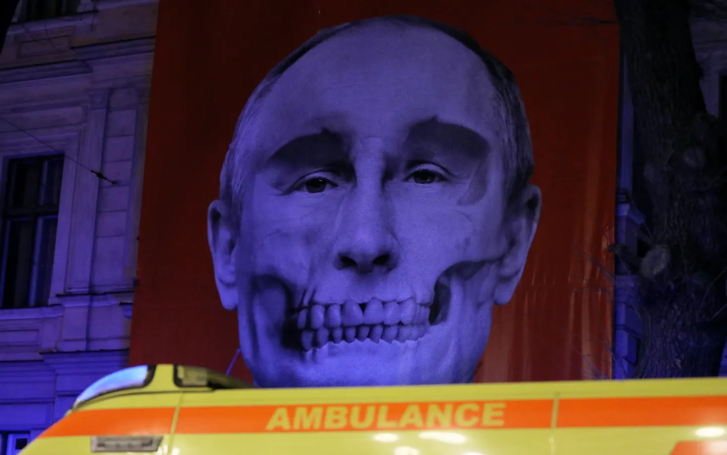 Скорая помощь на фоне портрета Путина напротив посольства России в Риге.