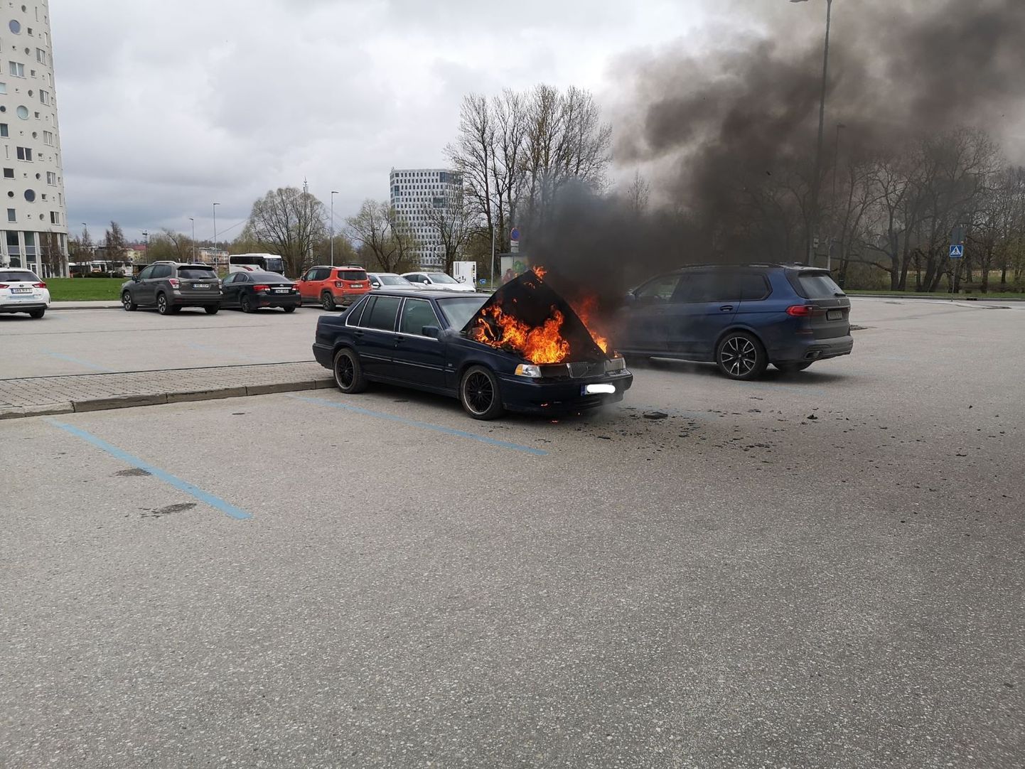 Turu tänaval põles Volvo kapotialune lahtise leegiga.