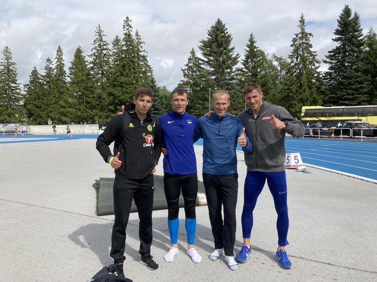Mikk-Mihkel Arro (vasakult), Andrus Mutli, Kuldar Tamm ja Andres Raja tänavu suvel Pärnus pärast M35 vanuseklassi Eesti rekordi 46,64 püstitamist 4 x 100 meetri teatejooksus.