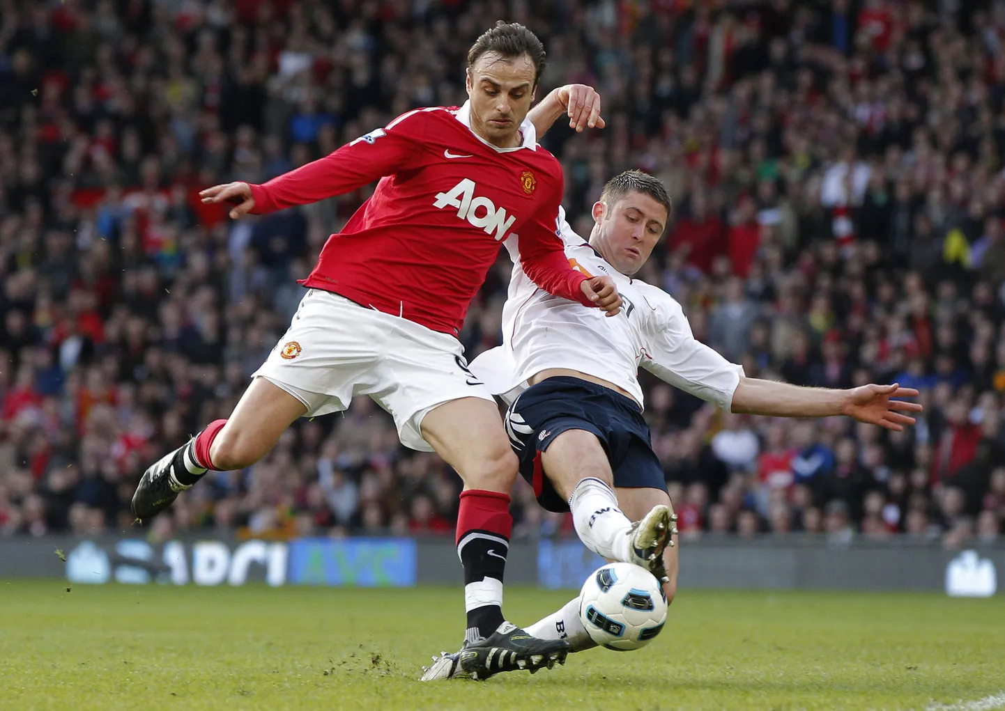 Dimitar Berbatov (punase särgiga).