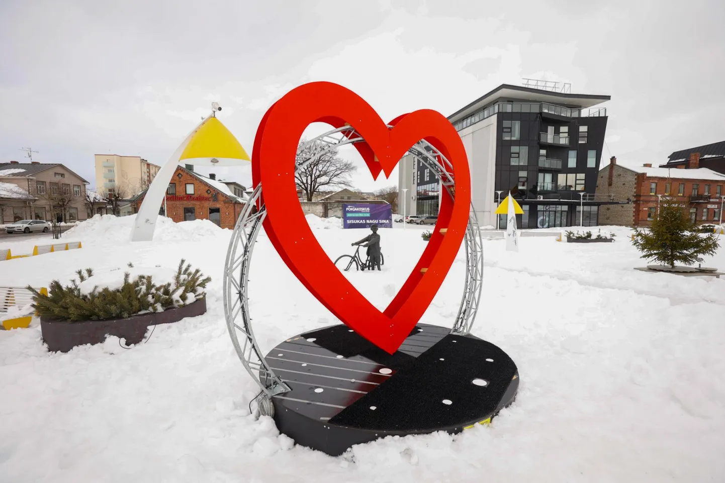 Rakvere Keskväljak on sõbrapäevaks valmis.