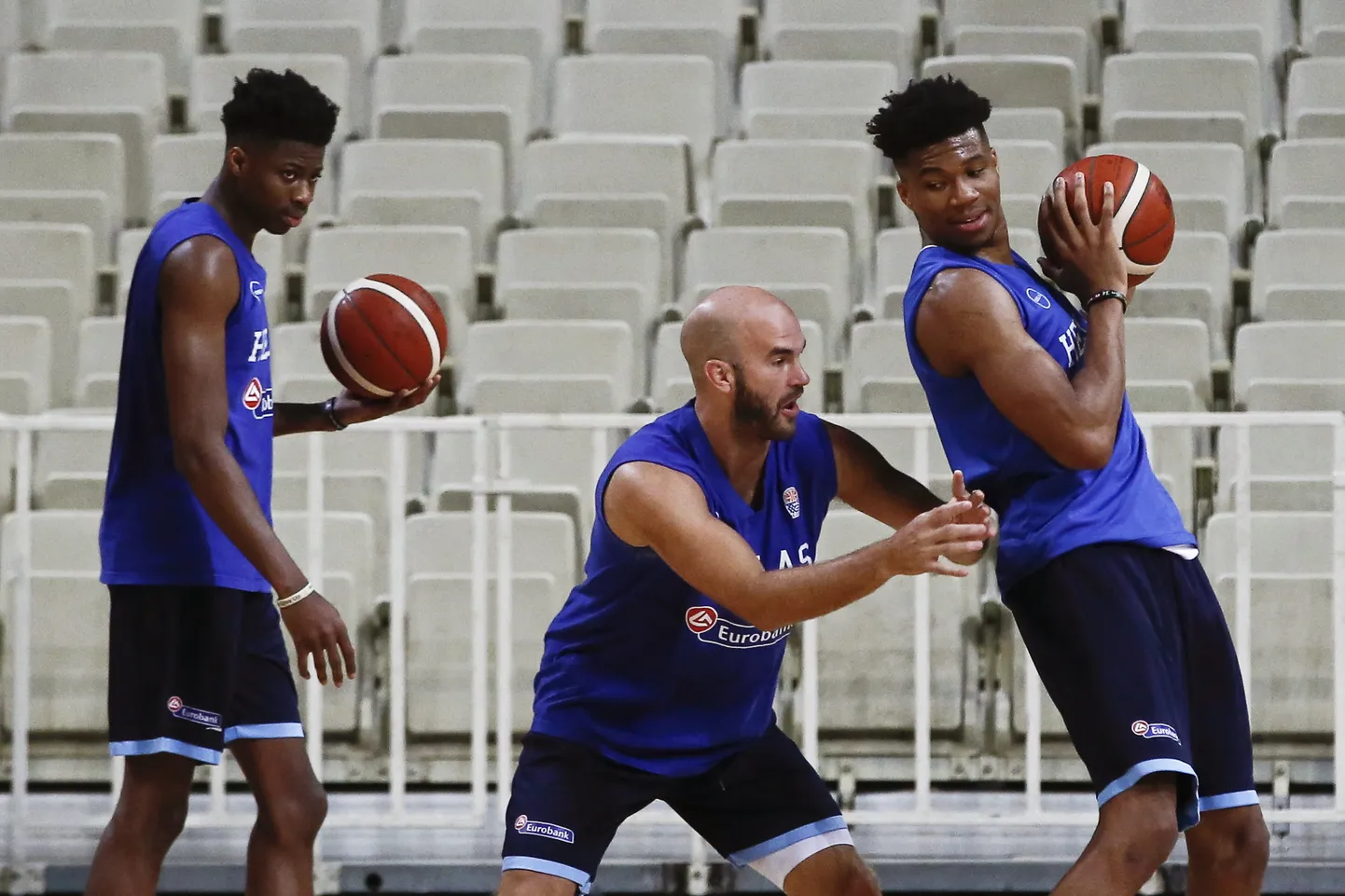 Giannis Antetokounmpo (paremal) ja Nick Calathes (keskel) Kreeka koondise treeningul.