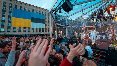Vabaduse väljaku suur Ukraina-Eesti installatsioon kinnitatakse tellingute külge