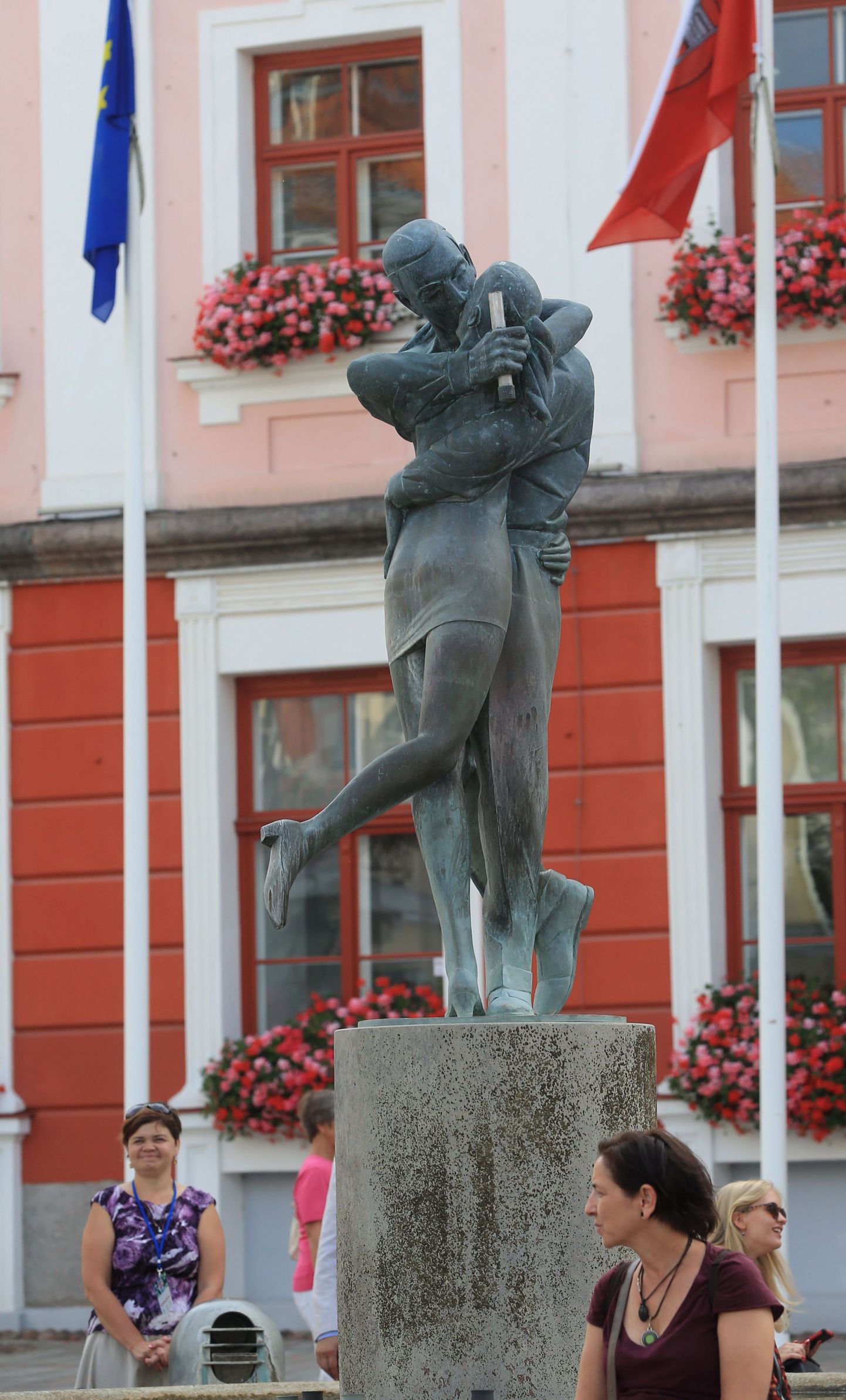 Suudlevate tudengite purskkaev. Selle autoriteks on skulptor Mati Karmin ja arhitekt Tiit Trummal.