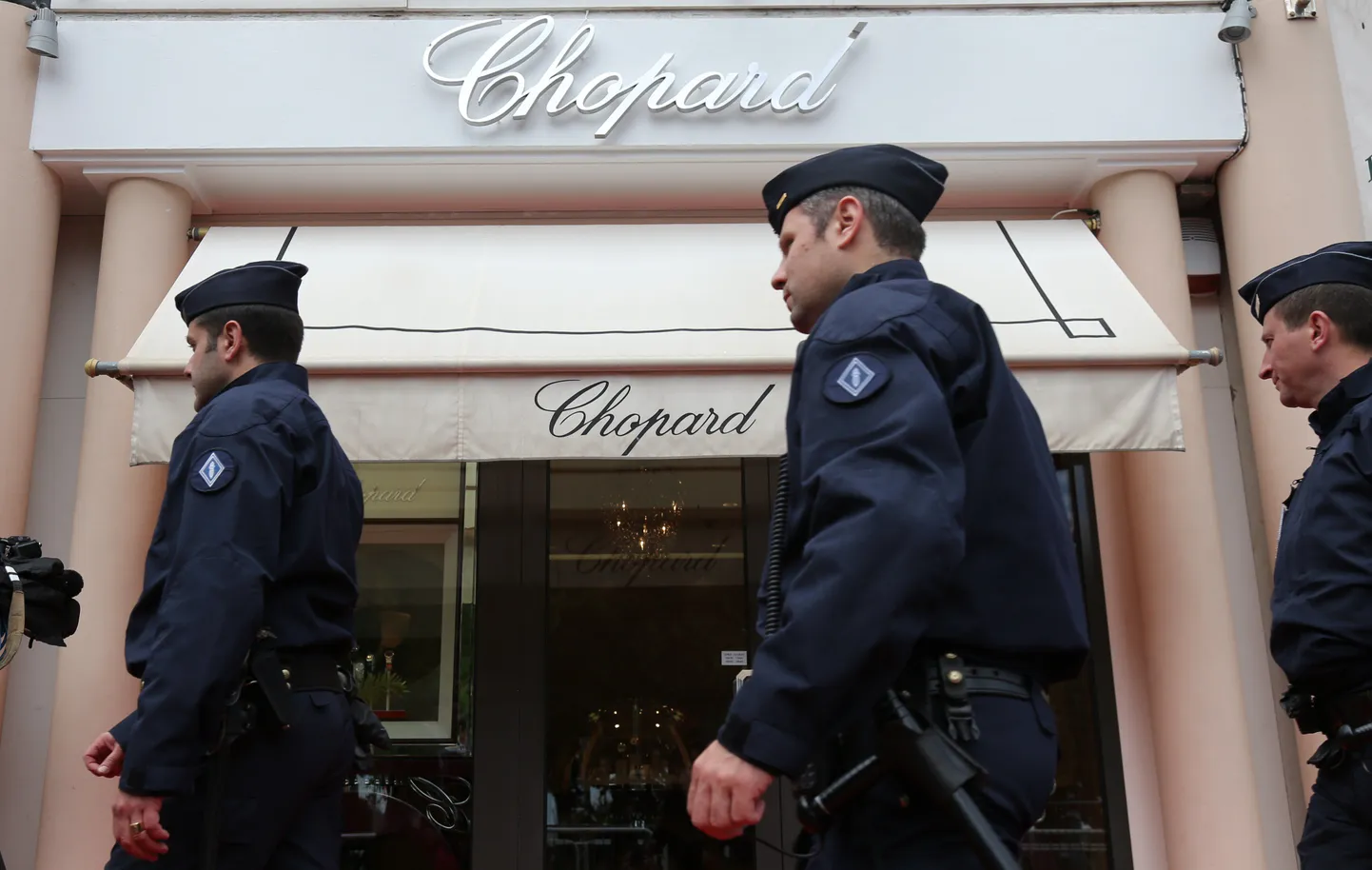 Politseinikud Cannes´is asuva Chopardi juveelipoe juures.