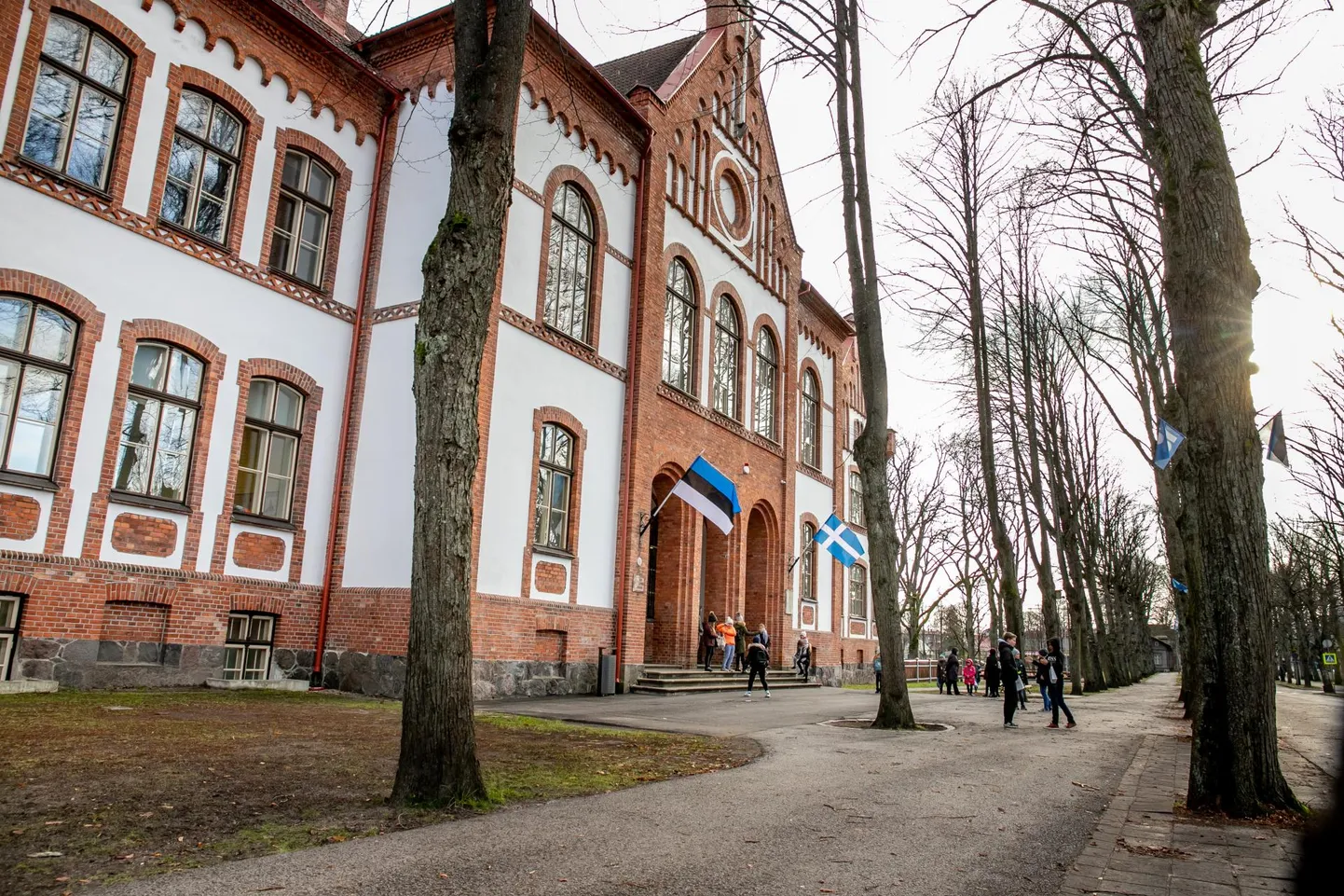 Pärnu Vanalinna põhikooli direktor Pille Tahker osales koolijuhtide ühispöördumises, milles leiti linnapea Romek Kosenkraaniuse kulude optimeerimise käskkirjas neile sobimatuid punkte.