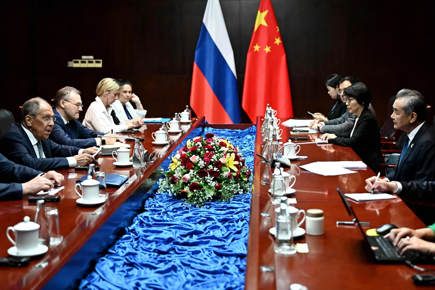 Hiina välisminister Wang Yi ja Venemaa välisminister Sergei Lavrov kohtumisel.