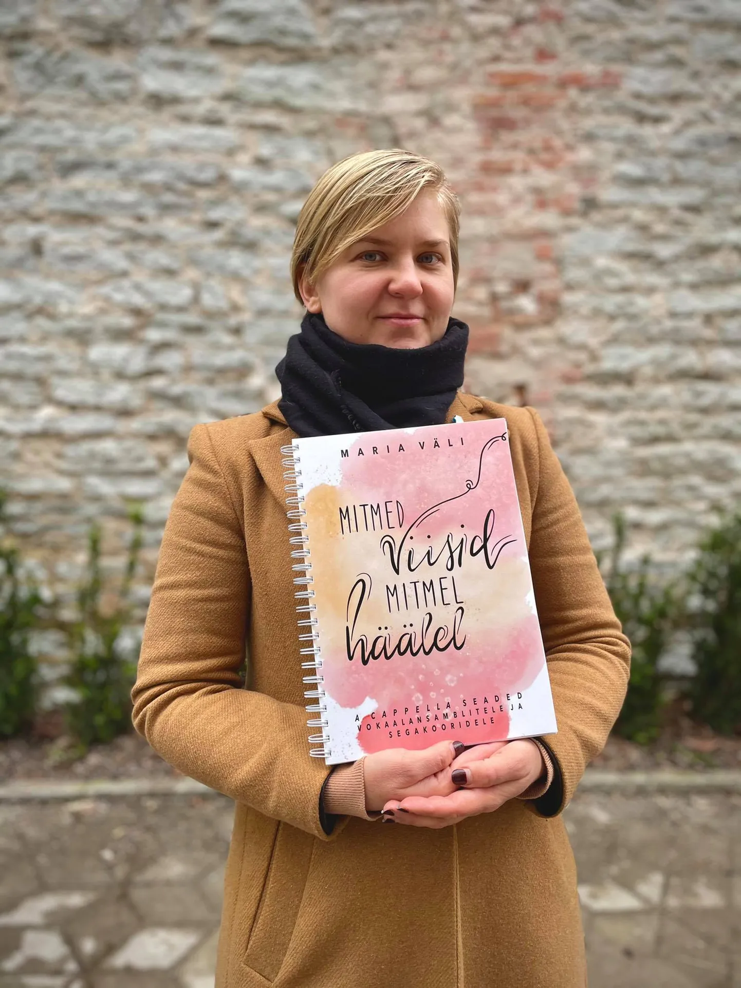 VALMIS: Maria Väli raamatu proovitrüki eksemplariga.