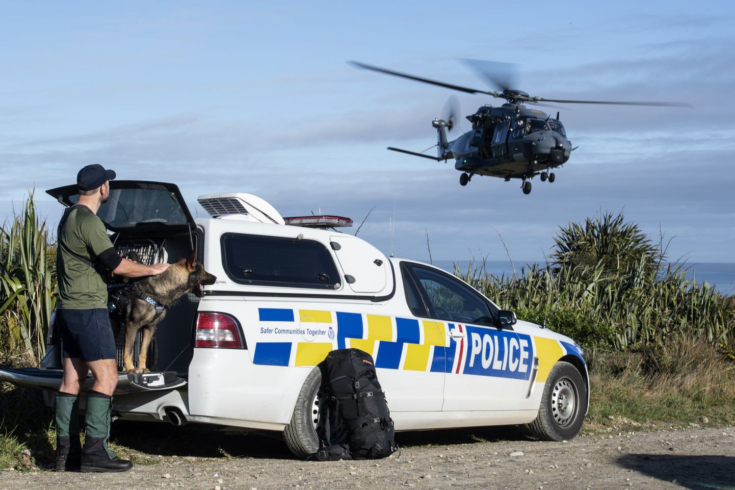 Politseinik ja lõhnakoer ning päästekopter Uus-Meremaa Kahurangi rahuvuspargis.