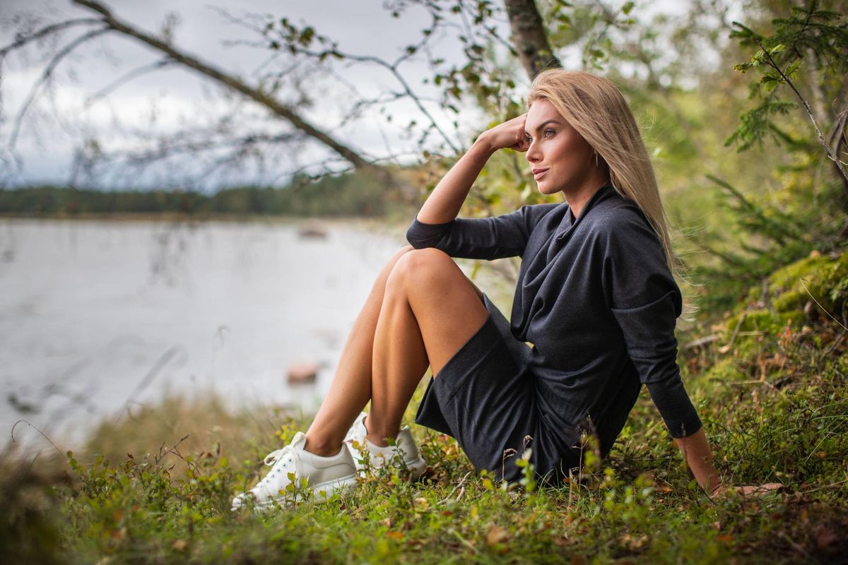 Eesti loodus on mänginud suurt rolli Saskia Alusalu elumuutuses. Ta on käinud rabamatkadel ja lihtsalt metsas istumas. Looduse mõjul hakkas ta sügavamalt endasse vaatama. FOTO: Madis Veltman FOTO: