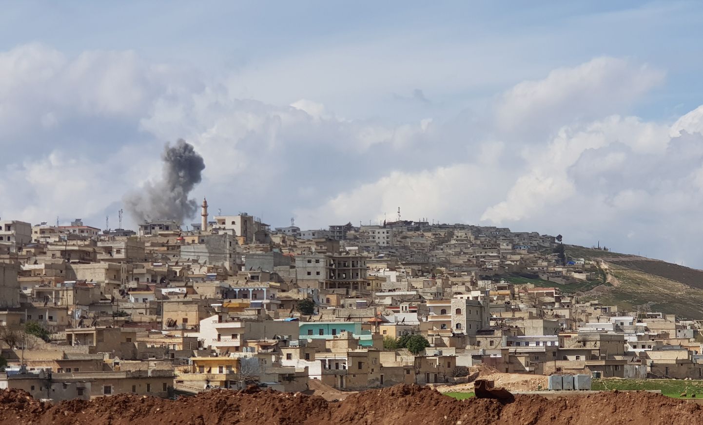 Suitsupilv kurdide kontrolli all oleva Afrini kohal neljapäeval. Türgi väed on enklaavi piiranud varsti juba kaks kuud.