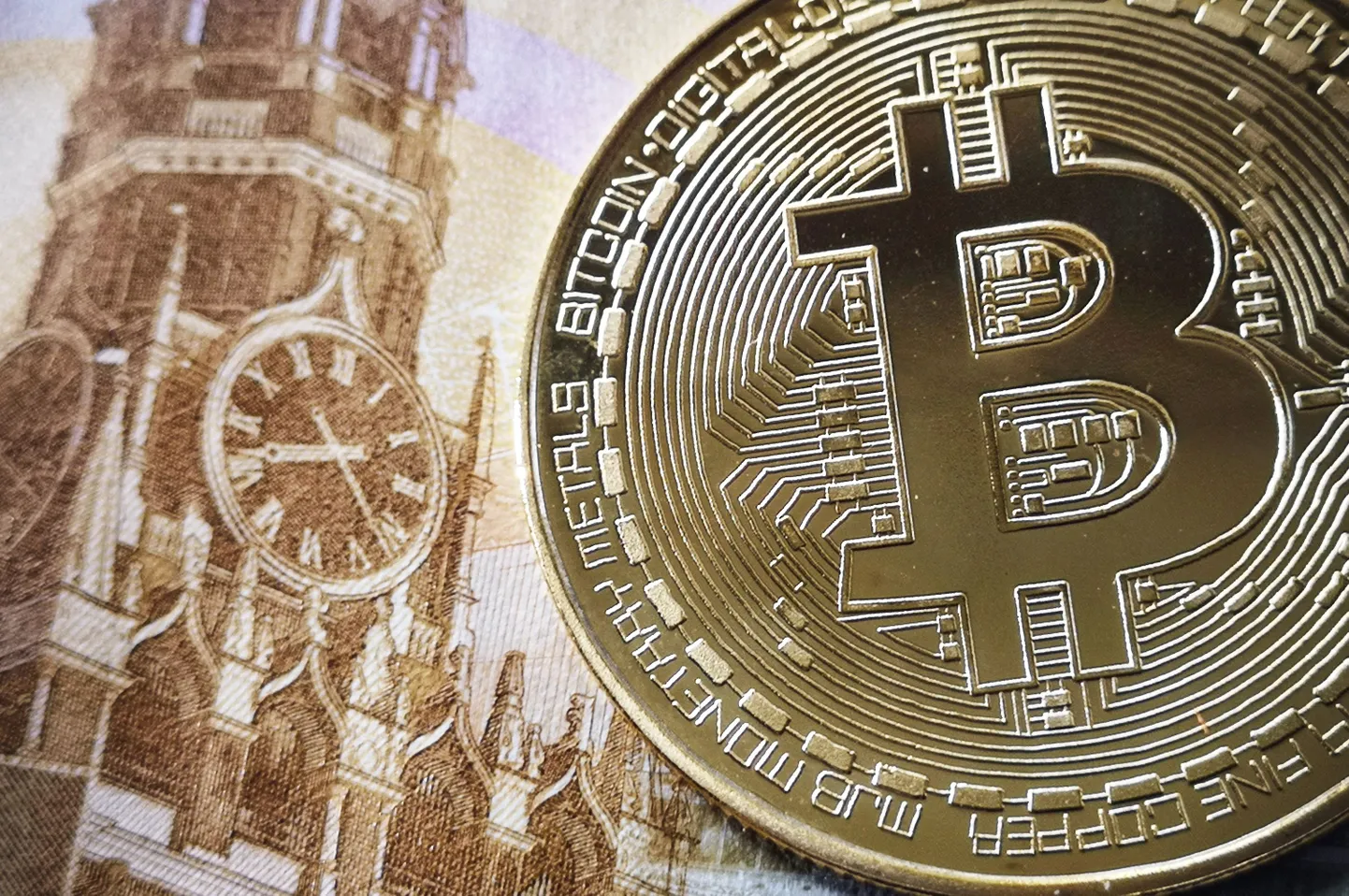 Suveniir bitcoin'i žetoon koos 100-rublase rahatähega.