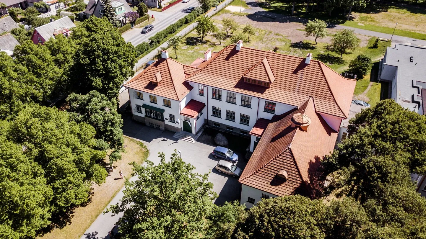 Pärnu Rääma põhikooli ümberehitus peaks valmima 1. septembriks 2022, hoonekompleksi renoveerimine läheb maksma ligikaudu neli miljonit eurot.