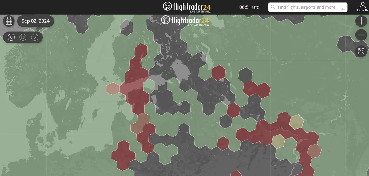 Trên bản đồ Flightradar24, các khu vực hiện đang khảo sát các vấn đề về điều hướng máy bay được đánh dấu màu đỏ. Tính đến ngày 2 tháng 9 năm 2024, lãnh thổ Estonia gần như hoàn toàn nằm trong vùng này.