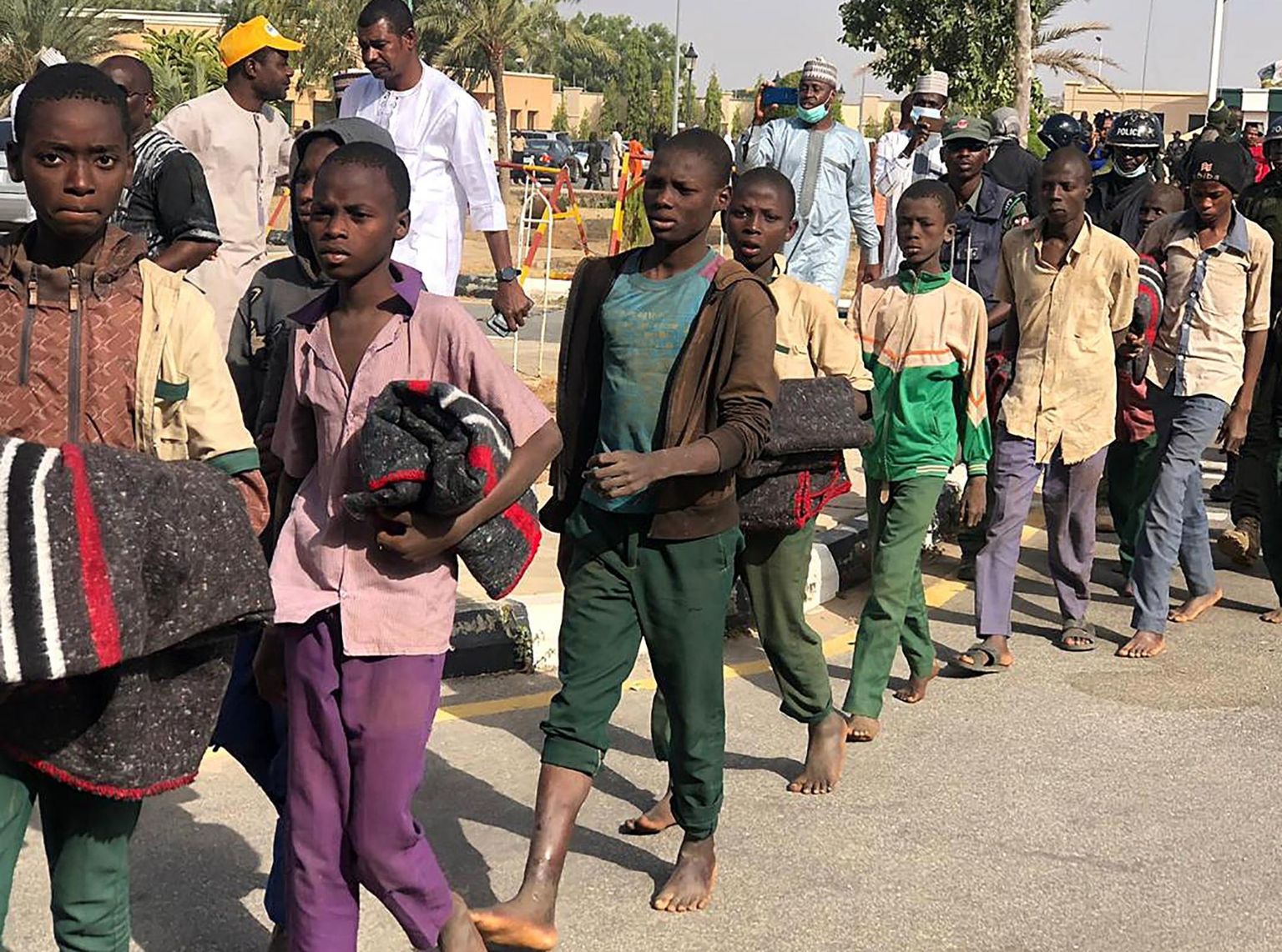 Eile toimetati röövijate käest päästetud Nigeeria koolipoisid Katsina osariigi keskusesse, kuhu nad jäid oma vanemaid ootama.