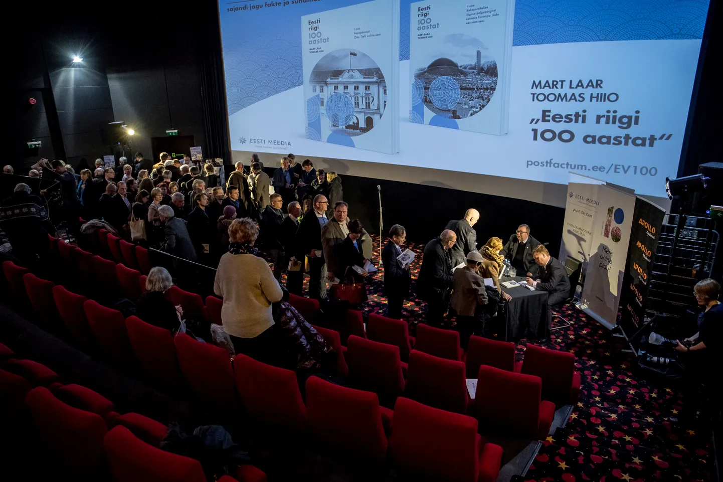 Mart Laar ja Toomas Hiio (paremal laua taga) tutvustasid pealinnas Solarise keskuse Apollo kinos oma raamatut «Eesti riigi 100 aastat», mis tõi autogrammi küsima kümnete huviliste hulgas ka president Kersti Kaljulaidi.