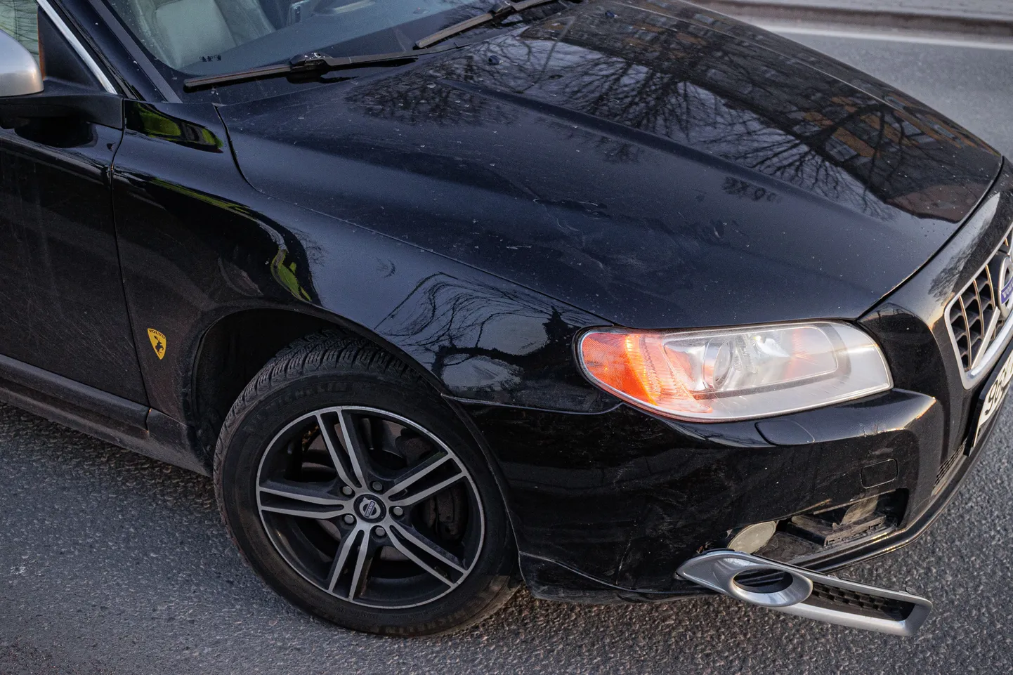 Jõgevamaal sõitis teelt välja sõiduauto Volvo V70, milles oli kolm purjus meest, kuid keegi neist end juhiks ei tunnistanud. Foto on illustreeriv.