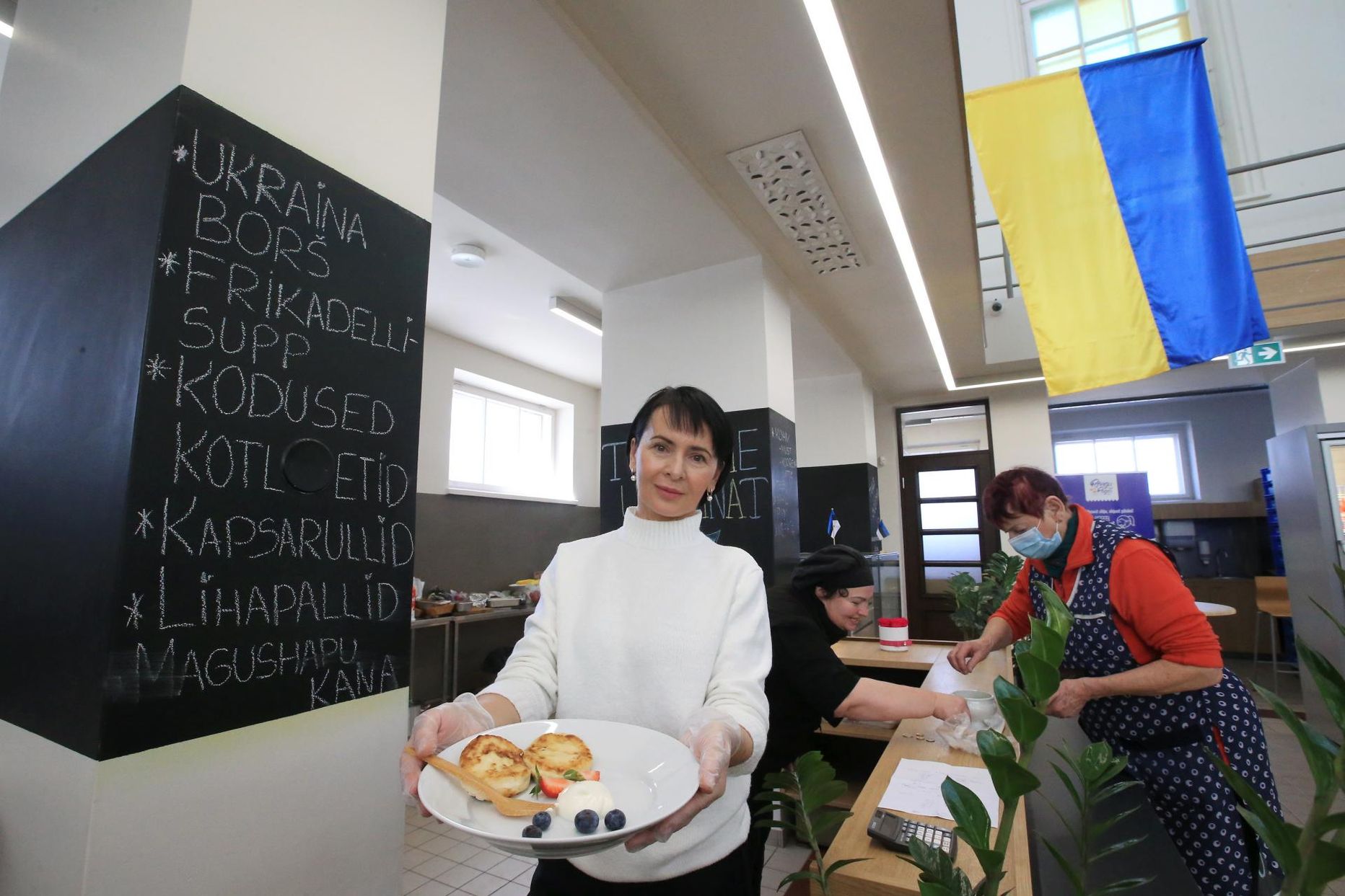 Turuhoone ukraina kohvikus töötav sõjapõgenik Ljudmilla Kirichyk ütles, et uus töö tahab veel harjumist, kuid nad kõik annavad endast parima.
